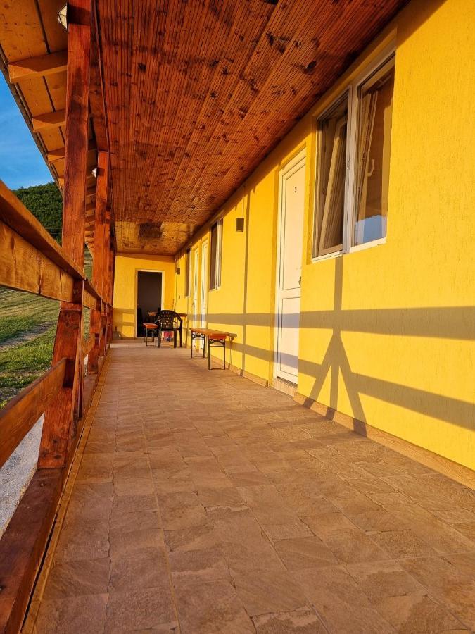Cabana Varad Coronini Moldova Veche 外观 照片